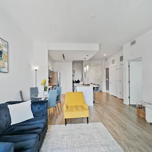  Apartment Luxury 1 Bedroom With Den Downtown - Views, Rooftop Pool, Workspace United States