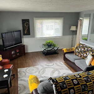  Apartment North Side Bungalow - Sleeps 8! United States